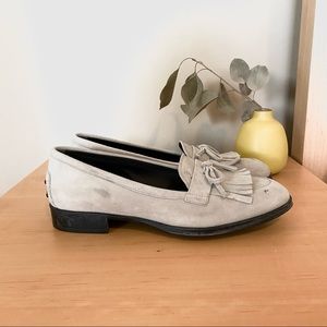 Tod’s Fringed Vintage Suede Heeled Loafers in Gray